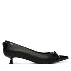 Czółenka KARL LAGERFELD. Czarne czółenka damskie KARL LAGERFELD, bez wzorów, bez obcasa, bez zapięcia. Za 859.99 zł.