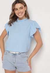 Niebieska Bluzka z Wiskozą Ozdobiona Falbankami Emoti. Niebieskie bluzki damskie Born2be, uniwersalny, bez wzorów, z jeansu, eleganckie, bez kołnierzyka, bez ramiączek. Za 54.99 zł.