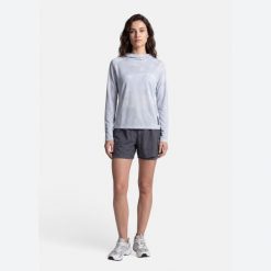 Damska bluza z kapturem Endura Alltrack Roam BIAŁA. Białe bluzy damskie ENDURA, m, bez wzorów, z materiału, bez ramiączek, z kapturem. Za 493.00 zł.