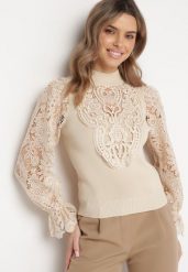 Beżowa Bluzka z Półgolfem w Stylu Retro Bogato Zdobiona Ażurową Koronką Kallioma. Brązowe bluzki damskie Born2be, z aplikacjami, z koronki, retro, bez kołnierzyka, bez ramiączek. Za 109.99 zł.
