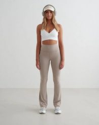 Damskie legginsy rozszerzane z wysokim stanem dla wysokich Sense ciemnogliniane. Brązowe legginsy damskie Aim'n, bez wzorów, z elastanu. Za 344.00 zł.