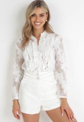 Biała Koronkowa Koszula z Falbankami i Podpinanymi Rękawami Tadanji. Białe koszule damskie Born2be, bez wzorów, z koronki, eleganckie, bez kołnierzyka, bez ramiączek. Za 99.99 zł.