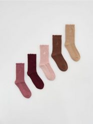 Długie skarpetki z haftem 5 pack - brązowy. Brązowe skarpetki damskie Reserved, bez wzorów. Za 49.99 zł.