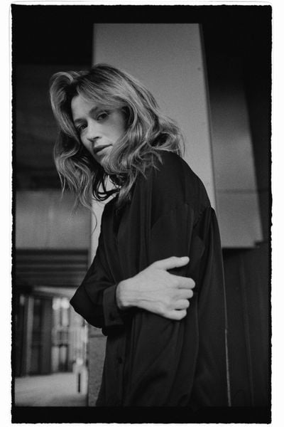 Gładka koszula czarna. Czarne koszule damskie MOODO, l, bez wzorów, z poliesteru, bez kołnierzyka, bez ramiączek. W wyprzedaży za 59.99 zł.