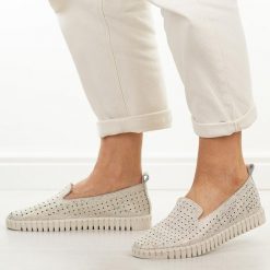 Złote skórzane półbuty damskie Cambell 19433. Żółte półbuty damskie Cambell, na jesień, w ażurowe wzory, z jeansu, casualowe, bez obcasa, na płaskiej podeszwie, bez zapięcia. Za 219.00 zł.