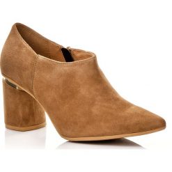 POLSKIE BOTKI 1447 SKÓRA ZAMSZOWA CAMEL. Brązowe botki damskie CALZADO, bez wzorów, ze skóry, bez obcasa, bez zapięcia. W wyprzedaży za 269.99 zł.