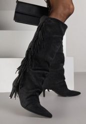 Czarne Kozaki na Szpilce w Stylu Boho Ozdobione Frędzlami Mevinavia. Czarne kozaki damskie Renee, na lato, z aplikacjami, z jeansu, bez obcasa, na obcasie, bez zapięcia. Za 199.99 zł.