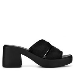 Klapki Lasocki. Czarne klapki damskie Lasocki, bez wzorów, bez obcasa, bez zapięcia. Za 169.99 zł.