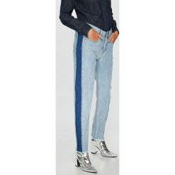 Roxy - Jeansy Cloudy Days. Niebieskie jeansy damskie Roxy, bez wzorów, z bawełny. W wyprzedaży za 239.90 zł.