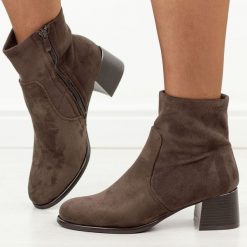 Brązowe botki damskie na obcasie Jezzi 2481-4. Brązowe botki damskie Jezzi, na jesień, bez wzorów, z jeansu, eleganckie, z okrągłym noskiem, bez obcasa, na obcasie, bez zapięcia. Za 239.00 zł.