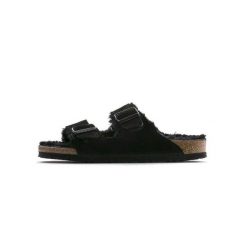 Klapki damskie Birkenstock Arizona Fur. Zielone klapki damskie Birkenstock, bez wzorów, z materiału, bez obcasa, bez zapięcia. Za 559.00 zł.
