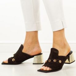 Brązowe skórzane klapki damskie DiA 3143. Brązowe klapki damskie DiA, na lato, bez wzorów, ze skóry, eleganckie, bez obcasa, na obcasie, bez zapięcia. Za 379.00 zł.