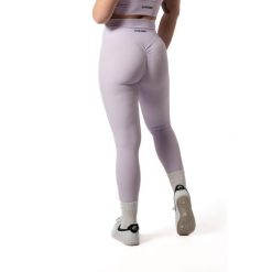 Damskie legginsy bezszwowe prążkowane z efektem scrunch – lawendowy. Fioletowe legginsy damskie AESTHETIC WOLF, bez wzorów, z dzianiny. Za 119.99 zł.