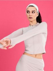 Rozpinana sportowa bluza ze stójką i otworami na kciuki Gym Hard - kremowy. Białe bluzy damskie Sinsay, l, bez wzorów, sportowe, bez ramiączek, bez kaptura. Za 49.99 zł.