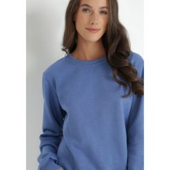 Niebieska Bluza Sotear. Niebieskie bluzy damskie Born2be, na zimę, l, bez wzorów, z dzianiny, casualowe, bez ramiączek, bez kaptura. Za 34.99 zł.