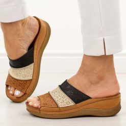 Brązowe skórzane klapki damskie na koturnie T.Sokolski 172. Brązowe klapki damskie Sokolski, na lato, bez wzorów, z jeansu, biznesowe, bez obcasa, na koturnie, bez zapięcia. Za 239.00 zł.