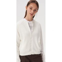 Strukturalna bluza bomber - Kremowy. Białe bluzy damskie Sinsay, l, bez wzorów, bez ramiączek, bez kaptura. Za 49.99 zł.
