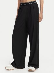 Guess Spodnie dresowe V6GB08 W1771 Czarny Relaxed Fit. Czarne spodnie dresowe damskie Guess, z aplikacjami, z dresówki. Za 344.99 zł.