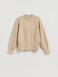 Sweter z aplikacją - beżowy. Brązowe swetry nierozpinane damskie Reserved, l, z aplikacjami, z dzianiny, bez kołnierzyka, bez ramiączek. Za 139.99 zł.