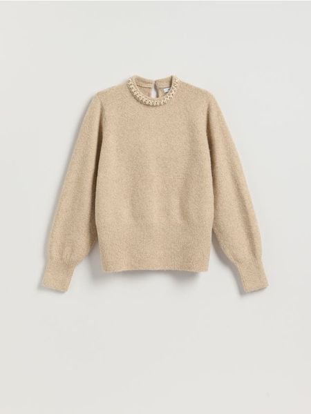 Sweter z aplikacją - beżowy. Brązowe swetry nierozpinane damskie Reserved, l, z aplikacjami, z dzianiny, bez kołnierzyka, bez ramiączek. Za 139.99 zł.