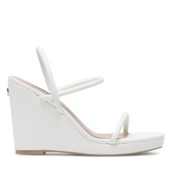 Sandały Nine West. Białe sandały damskie Nine West, bez wzorów, bez obcasa, na koturnie, bez zapięcia. Za 131.99 zł.