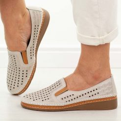 Beżowe skórzane półbuty damskie Vinceza 95395. Brązowe półbuty damskie VINCEZA, na lato, w ażurowe wzory, z jeansu, eleganckie, z okrągłym noskiem, bez obcasa, na płaskiej podeszwie, bez zapięcia. Za 219.00 zł.
