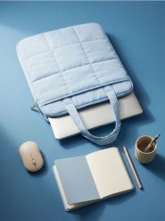 Pikowana torba na laptopa - błękitny. Niebieskie torby na laptopa damskie Sinsay, bez wzorów, pikowane. Za 35.99 zł.