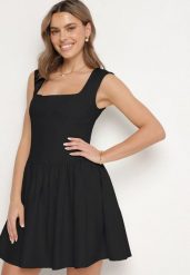 Czarna Rozkloszowana Sukienka Ozdobiona Kwadratowym Dekoltem Halelira. Czarne sukienki damskie Born2be, na co dzień, na wiosnę, l, bez wzorów, z jeansu, eleganckie, bez kołnierzyka, bez ramiączek, mini, rozkloszowane. Za 129.99 zł.