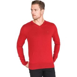 Tommy Hilfiger Sweter Czerwony. Czerwone swetry męskie Tommy Hilfiger, l, bez wzorów, z bawełny, bez kołnierzyka, bez ramiączek. Za 514.95 zł.