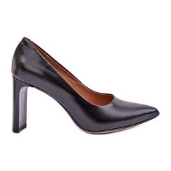 Lewski Shoes Eleganckie Czółenka Ze Skóry Naturalnej Na Słupku Lewski 2659/2043 Czarne. Czarne czółenka damskie bez wzorów, ze skóry, biznesowe, ze szpiczastym noskiem, bez obcasa, na obcasie, bez zapięcia. Za 446.34 zł.