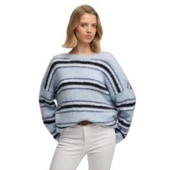 Sweter w paski z miękkiej dzianiny dla kobiet Superdry. Niebieskie swetry nierozpinane damskie Superdry, na zimę, bez wzorów, z dzianiny, bez kołnierzyka, bez ramiączek. Za 288.40 zł.
