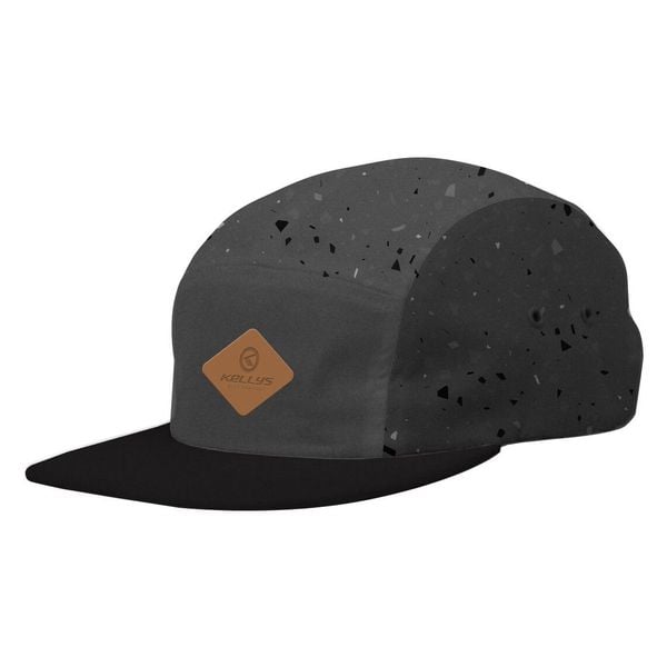 Czapka Kellys Grit. Czarne czapki damskie Kellys, bez wzorów, z materiału, eleganckie. Za 154.00 zł.
