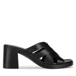Klapki Lasocki. Czarne klapki damskie Lasocki, bez wzorów, bez obcasa, bez zapięcia. Za 179.99 zł.