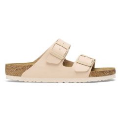 Klapki damskie BIRKENSTOCK ARIZONA BF NEW BEIGE. Brązowe klapki damskie Birkenstock, bez wzorów, bez obcasa, bez zapięcia. W wyprzedaży za 319.99 zł.