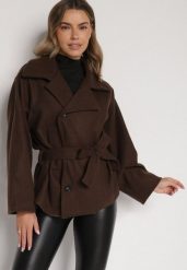 Brązowy Krótki Płaszcz z Wiskozą o Pudełkowym Kroju z Wiązanym Paskiem i Kołnierzem Tusilia. Brązowe płaszcze damskie Born2be, uniwersalny, bez wzorów, z dzianiny, klasyczne, bez kołnierzyka, bez kaptura. Za 169.99 zł.