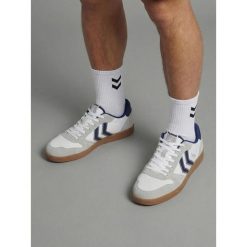 Buty Hummel Handball Perfekt NS. Białe obuwie sportowe damskie Hummel, bez wzorów, bez zapięcia, do piłki ręcznej. Za 320.50 zł.