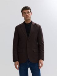 Marynarka slim fit z wełną - ciemnobrązowy. Brązowe marynarki męskie Reserved, bez wzorów, z tkaniny, bez kołnierzyka, bez ramiączek. Za 459.99 zł.
