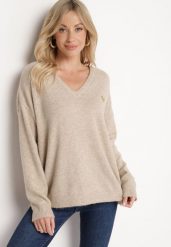 Ciemnobeżowy Sweter z Wełną i Trójkątnym Dekoltem Zivida. Brązowe swetry nierozpinane damskie Born2be, bez wzorów, z jeansu, eleganckie, bez kołnierzyka, bez ramiączek. Za 129.99 zł.