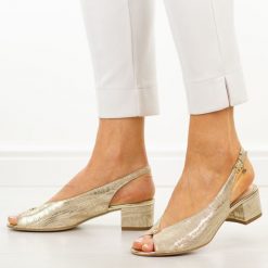 Złote s160 skórzane Polskie sandały damskie Prestige 2308/obl. Żółte sandały damskie Prestige, bez wzorów, ze skóry, bez obcasa, na obcasie, bez zapięcia. Za 429.00 zł.