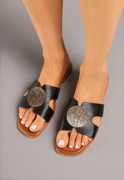 Czarne Klapki Zdobione Metaliczną Aplikacją i Wycięciami w Cholewce Sopeneva. Czarne klapki damskie Renee, z aplikacjami, z jeansu, bez obcasa, na płaskiej podeszwie, bez zapięcia. Za 69.99 zł.