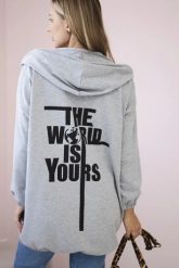 Bluza z nadrukiem "The world is yours" szara. Szare bluzy damskie KESI, l, bez wzorów, z bawełny, bez ramiączek, bez kaptura. Za 238.37 zł.