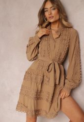 Ciemnobeżowa Sukienka Koszulowa z Wiązanym Paskiem i Ażurowymi Taśmami Deme. Brązowe sukienki damskie Renee, l, w ażurowe wzory, z materiału, boho, bez kołnierzyka, bez ramiączek, mini, koszulowe. Za 179.99 zł.