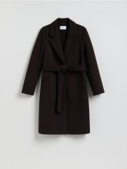 Płaszcz z wiązanym paskiem - ciemnobrązowy. Brązowe płaszcze damskie Reserved, l, bez wzorów, z dzianiny, bez kołnierzyka, bez kaptura. Za 159.99 zł.