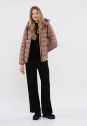 Pikowana kurtka J-NORDIC. Brązowe kurtki sportowe damskie Volcano, na zimę, plus size, bez wzorów, z materiału, bez ramiączek, bez kaptura. Za 299.99 zł.