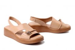 BOMBONELLA P028 19602 534 beżowy, sandały damskie. Brązowe sandały damskie Bombonella, bez wzorów, ze skóry, bez obcasa, na koturnie, bez zapięcia. Za 284.90 zł.