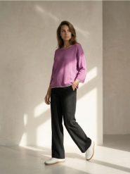 Sweter z wiskozą - różowy. Czerwone swetry nierozpinane damskie Sinsay, l, bez wzorów, z wiskozy, bez kołnierzyka, bez ramiączek. Za 39.99 zł.
