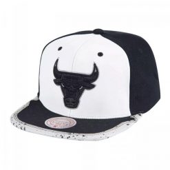 Czapka z daszkiem unisex koszykarska Mitchell & Ness Chicago Bulls czarno-biała. Białe czapki damskie Mitchell & Ness, bez wzorów, z materiału. Za 179.00 zł.