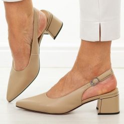 Beżowe skórzane czółenka damskie Cambell 98335. Brązowe czółenka damskie Cambell, na lato, bez wzorów, ze skóry, biznesowe, bez obcasa, na obcasie, bez zapięcia. Za 239.00 zł.