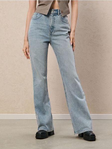 Jeansy flare mid waist - niebieski. Niebieskie jeansy damskie Sinsay, bez wzorów, z denimu. Za 59.99 zł.