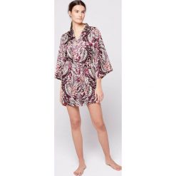 Etam - Szlafrok Faty. Czerwone szlafroki damskie Etam, l, bez wzorów, z poliesteru, bez ramiączek, bez kaptura. W wyprzedaży za 119.90 zł.